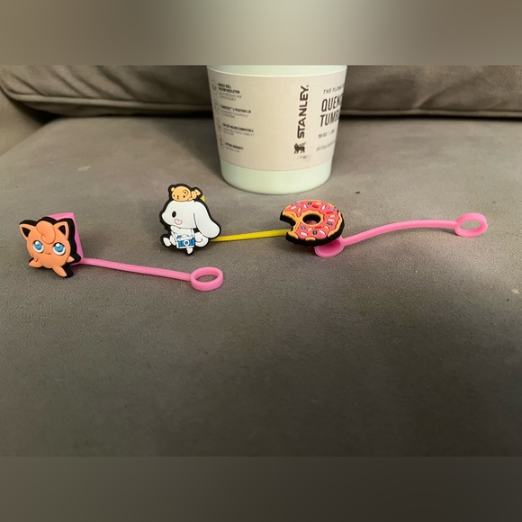 Stanley Quencher H2.0 30oz Tumbler NWT’s & Disney+More Straw Toppers Included - Picture 4 of 10